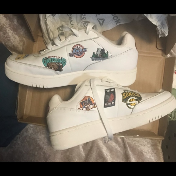 Reebok NBA  Shoes downtime low white Western  Logos sneakers Sz8 New - Picture 5 of 5